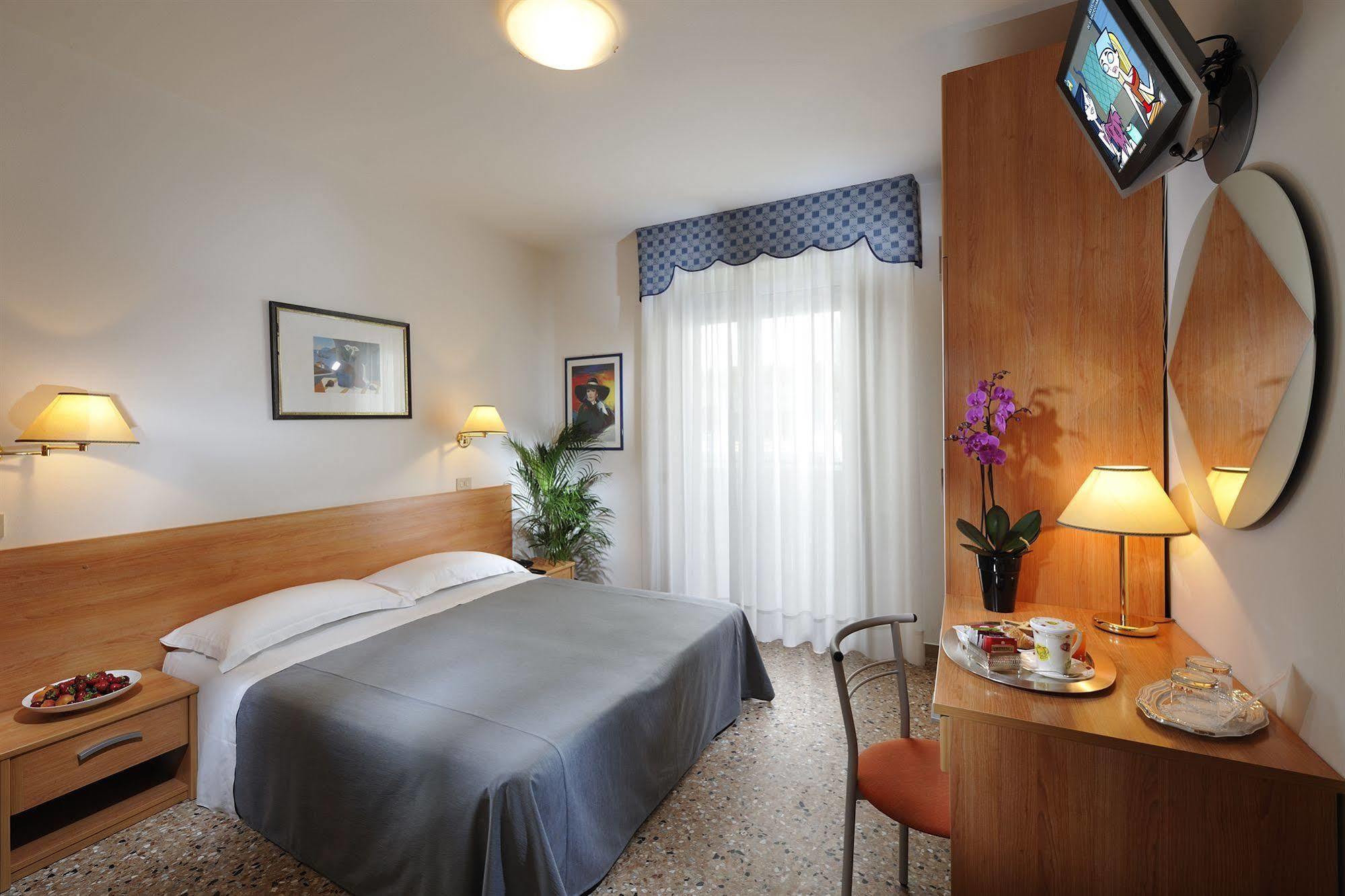 Hotel Rossini 4S Lignano Sabbiadoro Ngoại thất bức ảnh